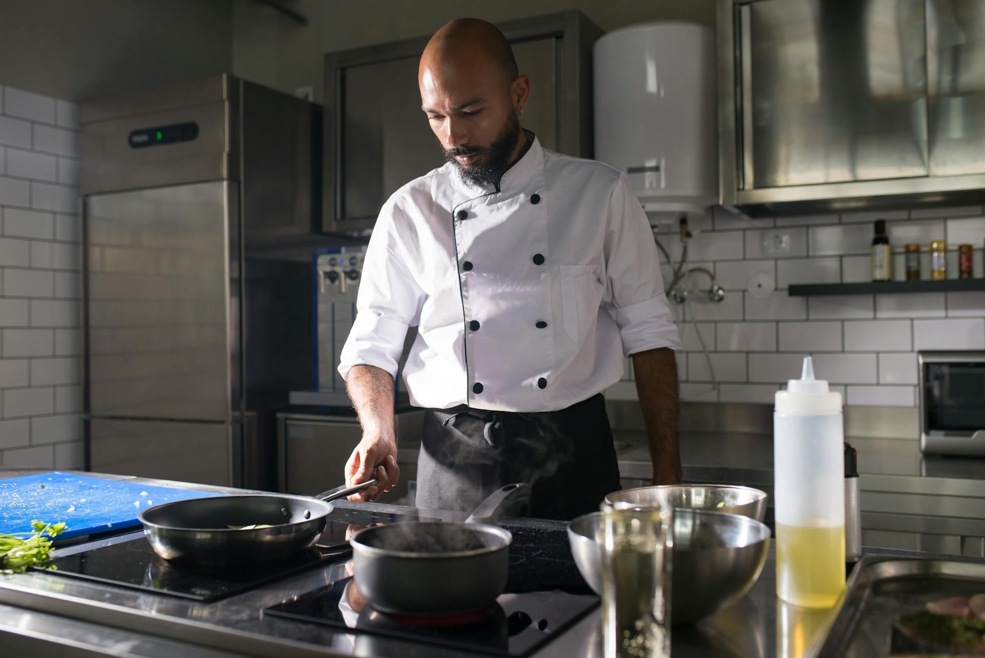 Le chef au dressage, cuisine ouverte en lumière naturelle