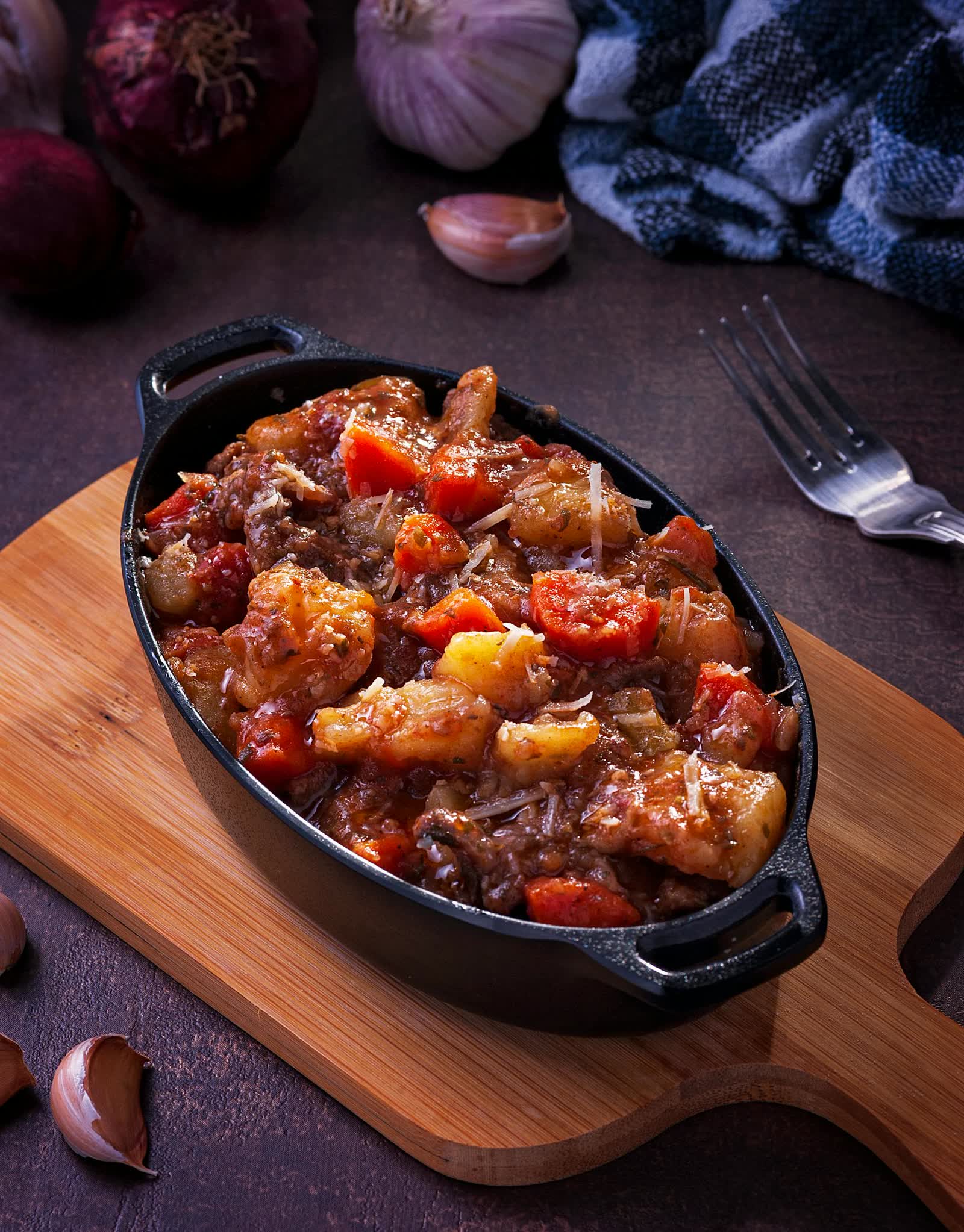 Daube provençale au vin rouge, olives noires, dans une cocotte fonte