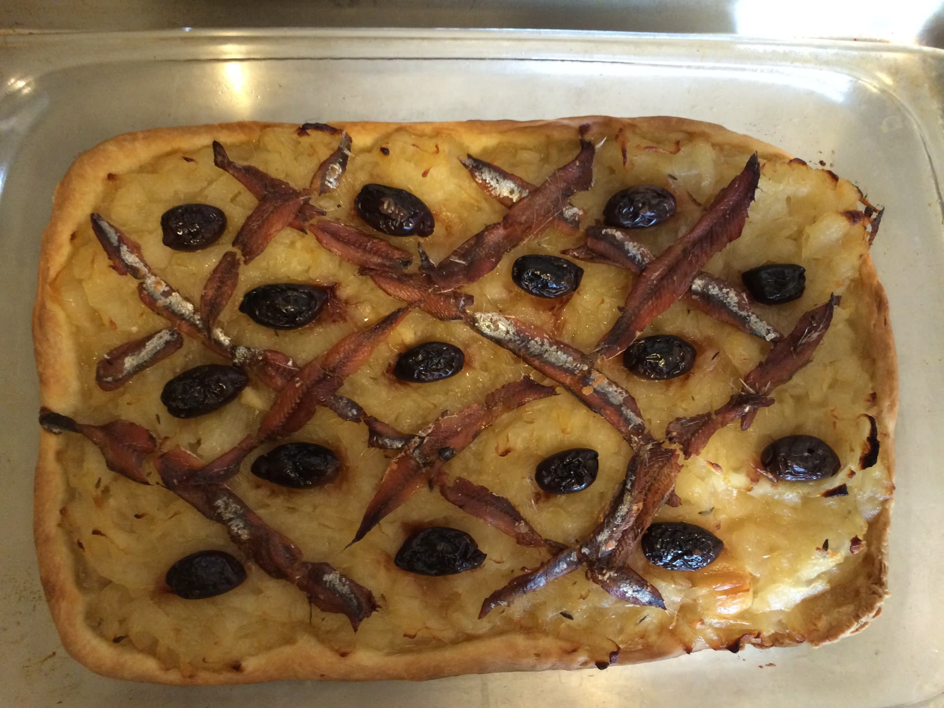Pissaladière aux oignons confits, anchois et olives noires