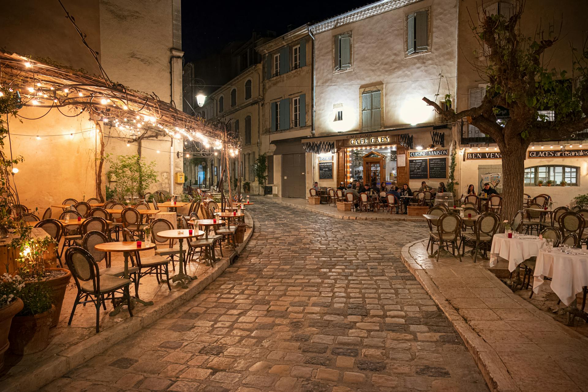 Terrasse de village provençal éclairée au crépuscule