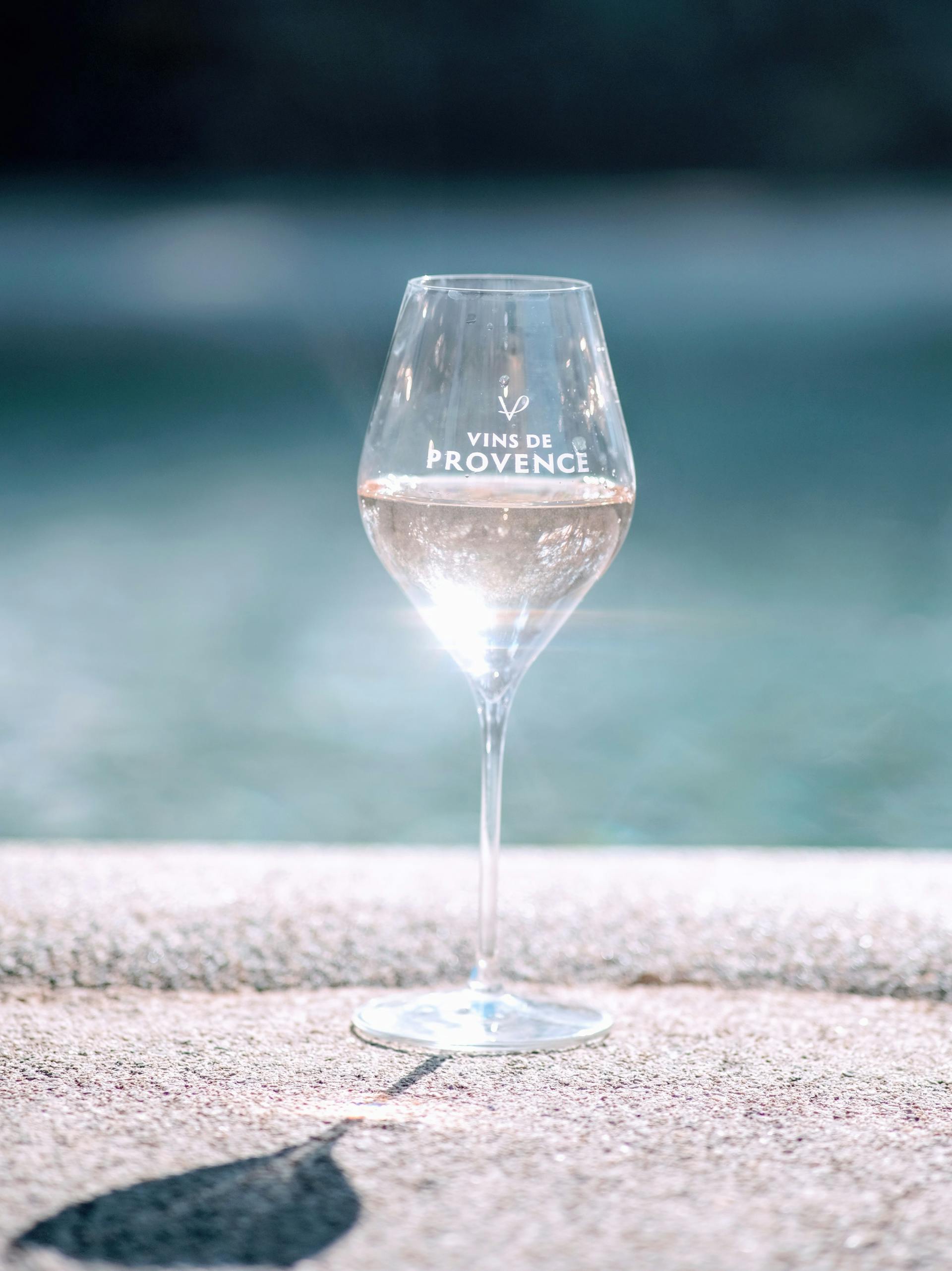 Verre de rosé Provence en contre-jour sur pierre